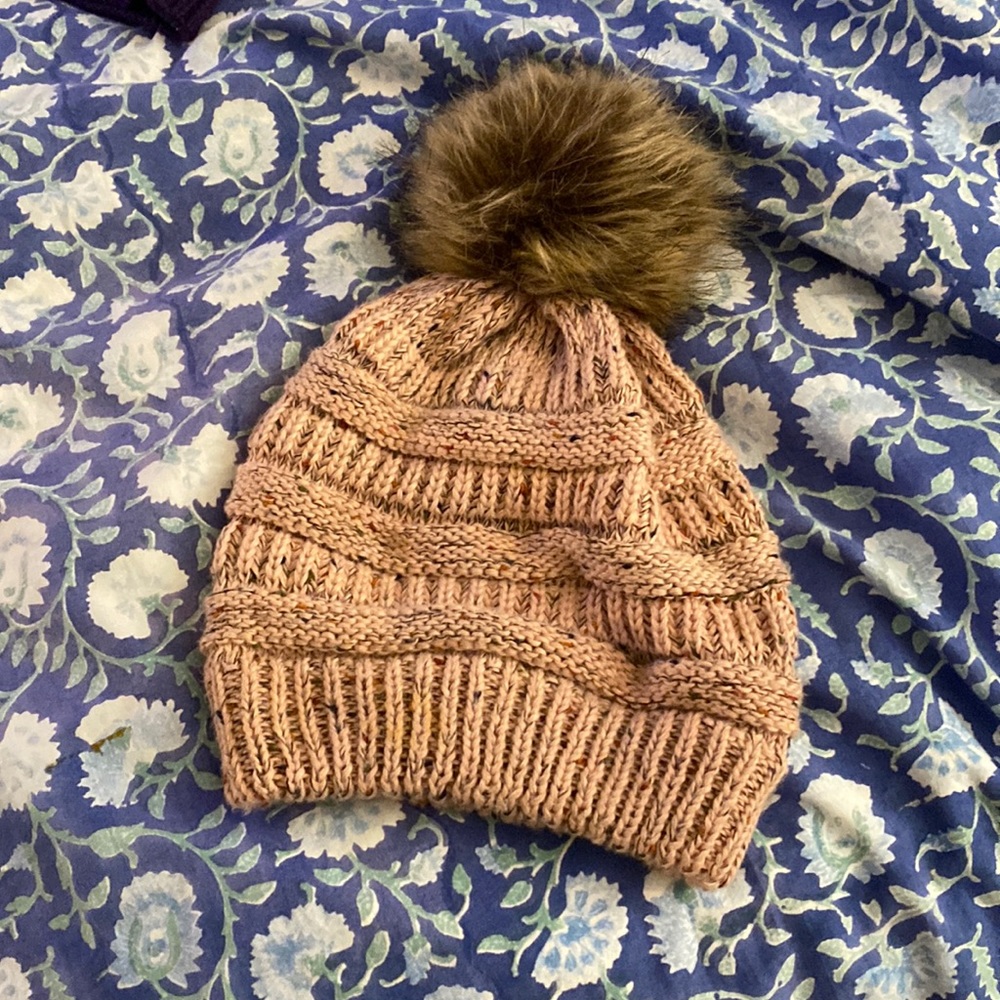 D & Y beanie - pink with fuzzy ball
